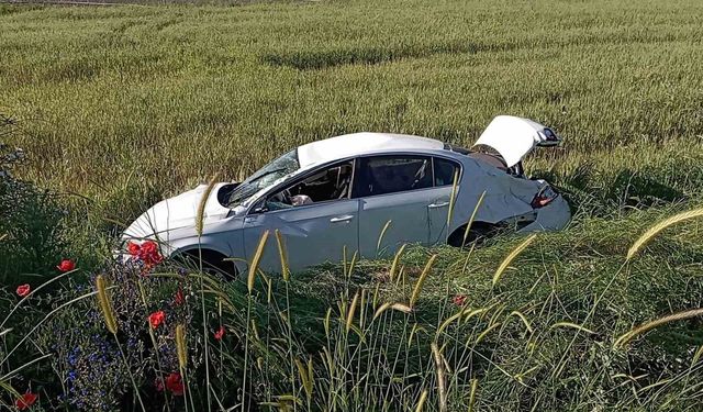 Otomobil ile çarpışan traktör ikiye bölündü: 2 yaralı