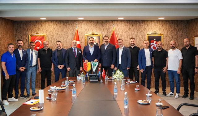 ZEYYAT KAFKAS'TAN TARİHİ ZİYARETTE RETRO FORMA JESTİ