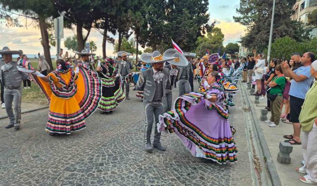 '36. Uluslararası Samsun Halk Oyunları Festivali' renkli görüntülerle başladı