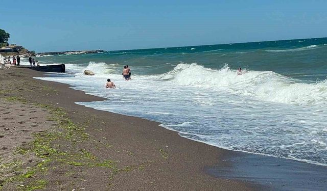 Akçakoca'da olumsuz hava şartları nedeniyle denize girmek yasaklandı