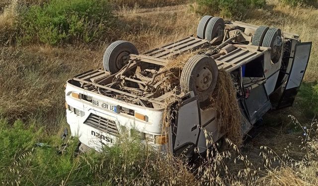 Tarım işçilerini taşıyan midibüs devrildi: 16 yaralı