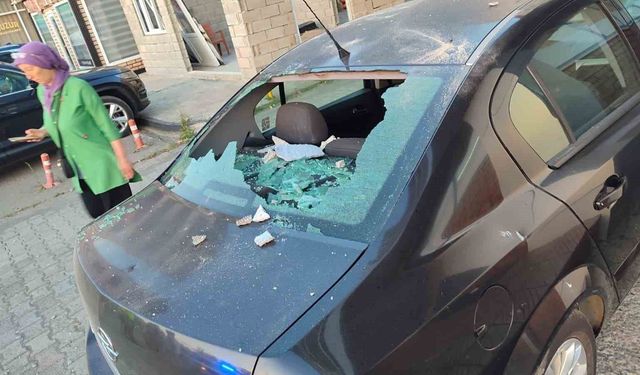 Apartmanın 5. kat balkonundan beton parçaları otomobilin üstüne düştü