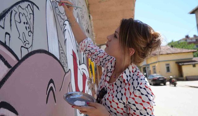 Babasının fabrikasının duvarlarında başladığı sanatı çocuklar için sokağa taşıdı