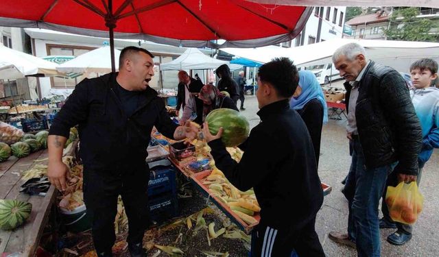 Hayırsever esnaf 1 ton karpuzu 1 saatte ücretsiz dağıttı