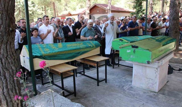 Cenaze dönüşü kazada hayatını kaybeden anne ve 2 oğlu son yolculuklarına uğurlandı
