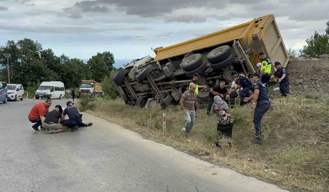 Devrilen taş yüklü kamyonun sürücüsü öldü, savrulan taşlar evin duvarını yıktı