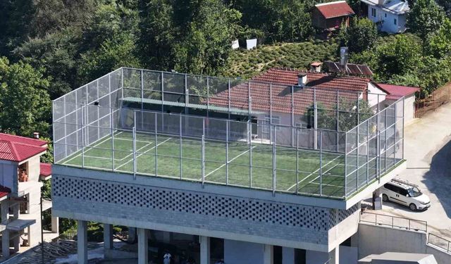Düz alan bulamayınca çay alım yerinin üstü halı saha oldu