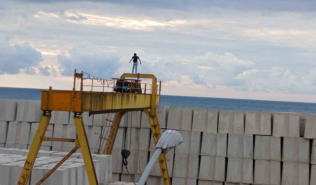 Gençlerin dev bloklar ve vincin üzerinde tehlikeli oyunu