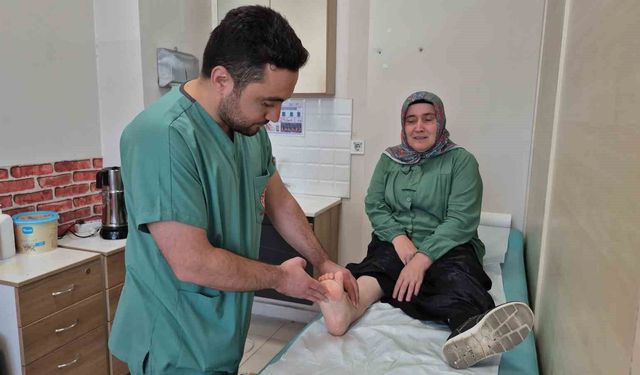 İlk ayakkabısını 51 yaşında giyebildi