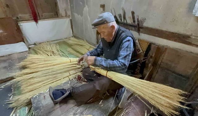 Kemal dede 60 yıldır geçimini ot süpürgeden sağlıyor