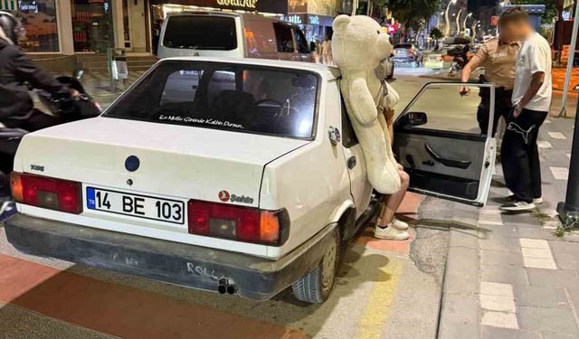 Peluş ayı ehliyetsiz sürücüyü ele verdi