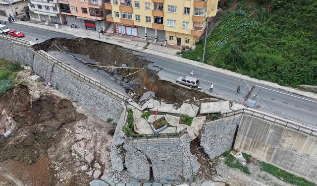 Rize'de 2 binanın tahliyesine olan göçük havadan görüntülendi