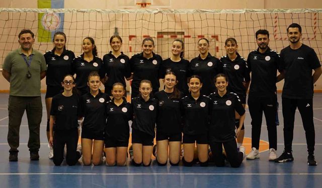 Rize'nin genç voleybolcuları, gözünü Anadolu Yıldızlar Ligi kupasına dikti