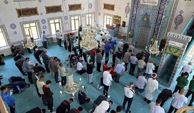 Sahada rekabet eden futbolcular cuma namazında aynı safta buluştu