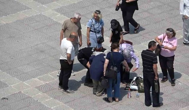 Samsun'da sıcaktan bayılan kadının yardımına vatandaşlar ve polisler koştu