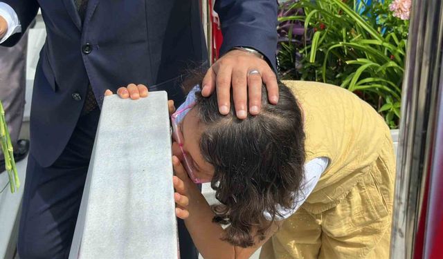 Şehitlikte duygusal anlar: Minik Elif hiç görmediği dayısının mezarını defalarca öptü