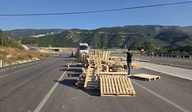 Tırın üzerinden yola savrulan ahşap paletler sürücülere zor anlar yaşattı