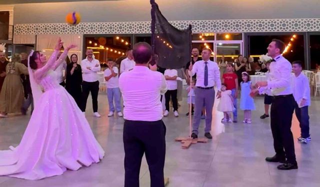 Voleybol oynarken tanışan çift düğünlerinde de voleybol oynadı