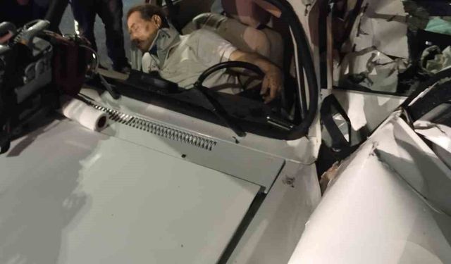 ZİGANA TÜNELİ’NDE ARIZALANAN OTOMOBİLE TIR ÇARPTI