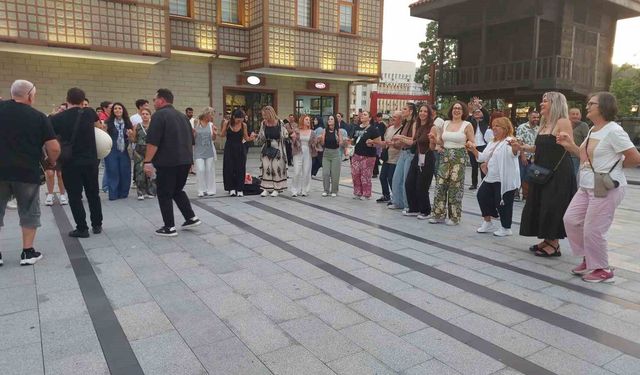 Yunan turistler dev çay bardağının altında yunan ezgileriyle horon oynadı