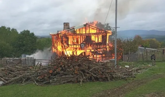 ARAKLI’DA YANGIN PANİĞİ: BİR EV KÜLE DÖNDÜ!