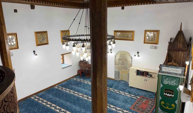 Tarihi cami Osmanlı tarzı hatlarla bezendi