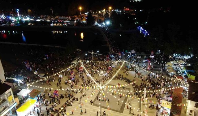 36 bin nüfuslu ilçeye insan seli: Festival sokakları doldurdu, kilometrelerce uzunlukta araç kuyruğu oluştu