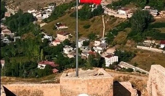 Bayburt Kalesi'nde Türk Bayrağı yenilendi