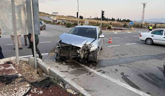 Çorum'da iki otomobil çarpıştı, sürücüler yara almadan kurtuldu