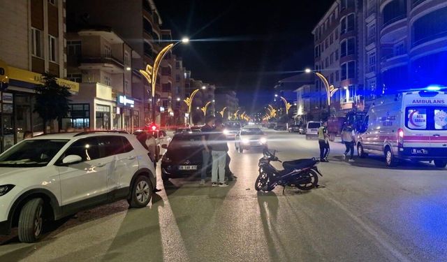 Otomobil ile motosiklet çarpıştı!