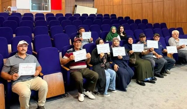 Diyabet Okulu'nda eğitim alan hastalara diplomaları verildi
