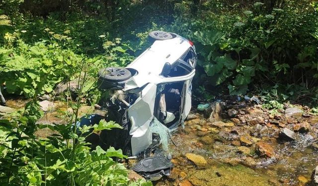 Giresun'da otomobil dereye devrildi: 6 yaralı