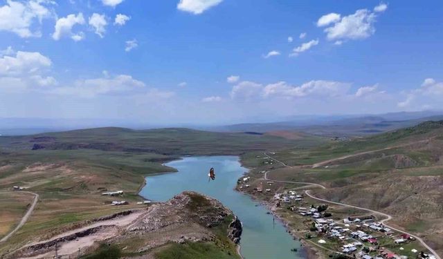 Kartal ile avladığı yılanın gökyüzünde süzüldüğü anlar dron kamerasında