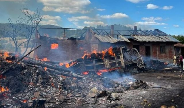 Kastamonu'da çıkan yangında ev, samanlık ve kamyon yandı