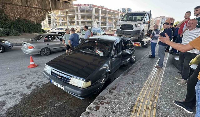 Kavşakta otomobil ile kamyonet çarpıştı: 1 yaralı