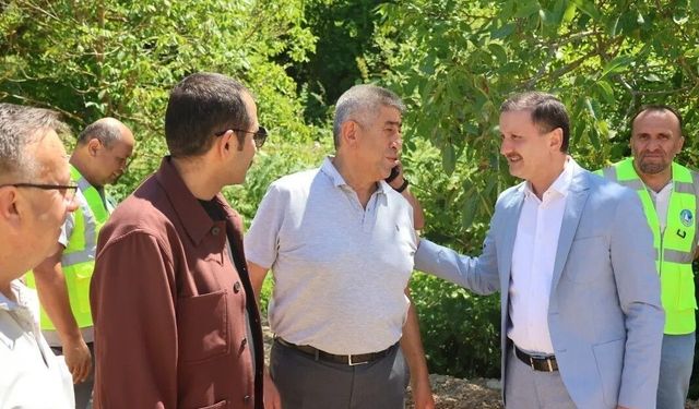 Köy yolundaki asfalt çalışmalarına yakın takip