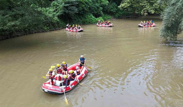 Melen Çayı'nda gençlerin rafting mesaisi