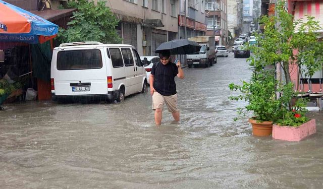 Samsun sağanağa teslim: Canik'te yollar göle döndü