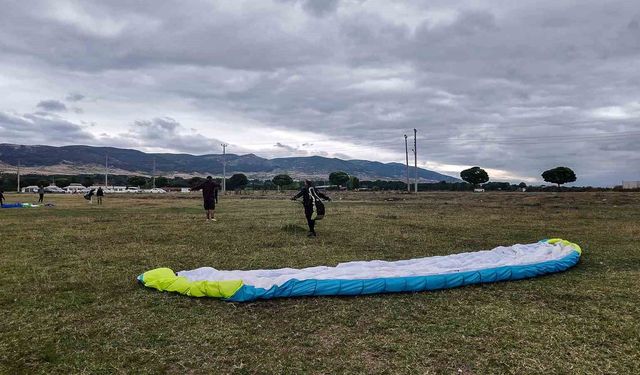 Turhal'da yamaç paraşütü eğitimini tamamlayan 15 kursiyer P2 lisansı almaya hak kazandı