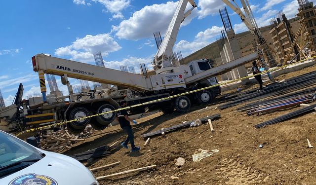BAYBURT’TA BETON POMPASI DEVRİLDİ: 1 ÖLÜ, 1 YARALI