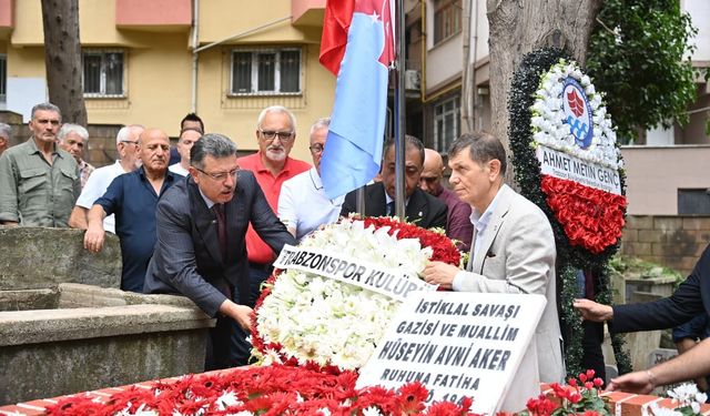 HÜSEYİN AVNİ AKER, VEFATININ 82. YILINDA KABRİ BAŞINDA ANILDI