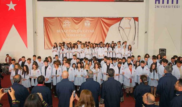Hitit Üniversitesinde beyaz önlüklerini giyen öğrenciler hekimlik andını okudu