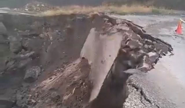 Tokat'ta sağanak sonrası köy yolu çöktü, çökme anı kamerada