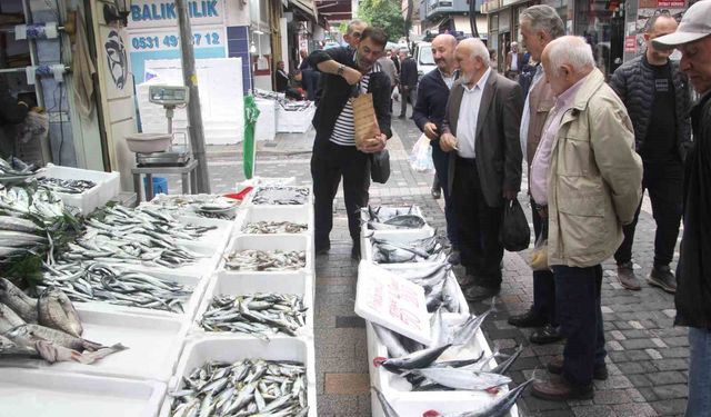900 GRAMLIK PALAMUT 50 LİRA: VATANDAŞ SIRAYA GİRDİ