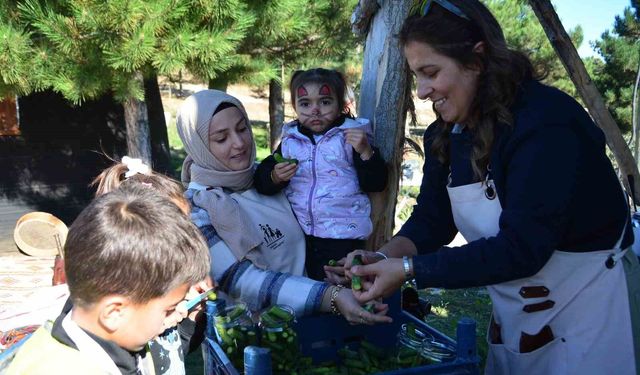 Aileler ve çocuklar, kışlık yiyeceklerini birlikte hazırladı