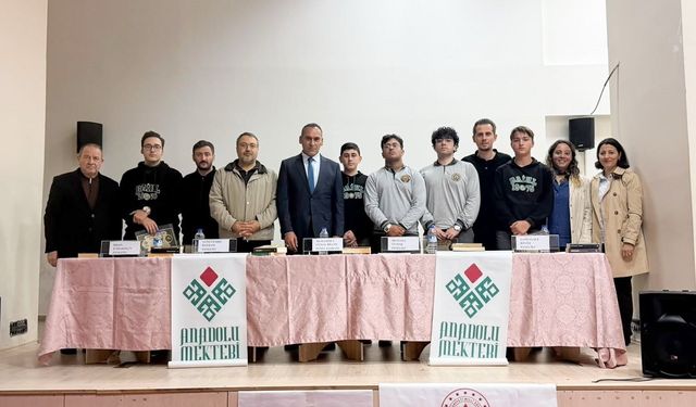 Anadolu Mektebi Cengiz Dağcı Paneli Anadolu İmam Hatip Lisesinde devam etti