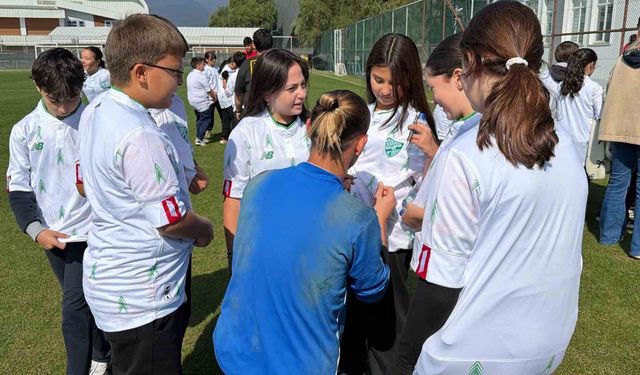 Çocuk taraftarların Boluspor heyecanı: 40 öğrenciye imzalı forma