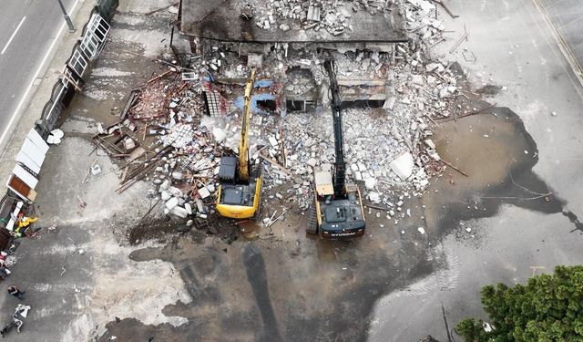 Rize İl Özel İdaresi'nin riskli binalarında yıkım başladı
