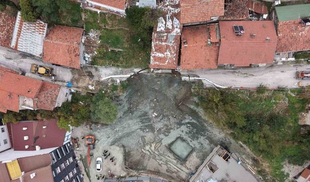 Tokat'ta inşaat alanının yanındaki yol çöktü, iki katlı apartman boşaltıldı