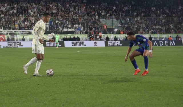 Trendyol Süper Lig: Çaykur Rizespor: 0 - Fenerbahçe: 1 (İlk yarı)